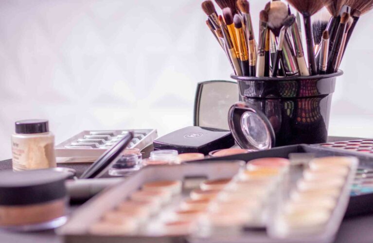 كيفية استيراد مستحضرات التجميل جملة؟